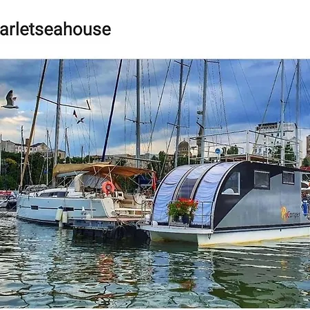 Botel Scarlet Sea House *