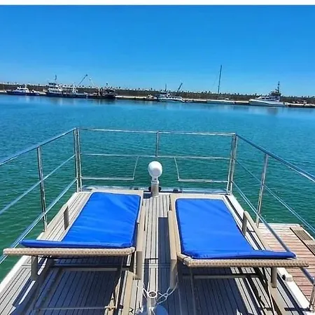 Botel Scarlet Sea House *
