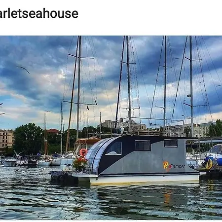 Scarlet Sea House 船上ホテル *